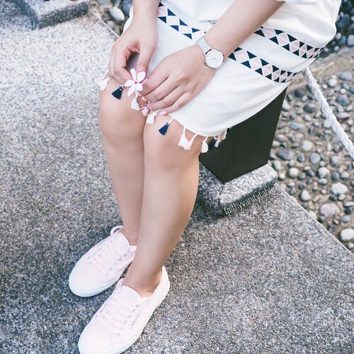 <div class="photoCaption">🌟Deets🌟. .
Thank you @superga for styling me with this pair of pretty pastel pink sneakers! Partying in comfortable shoes at the #Maybelline #MakeItHappen Party in a bit, yeah! Counting down the minutes with my favourite classic from @danielwellington ! Remember to cart out with my quote <DWfaith> for your 15% discount! Happy #TGIF!
#clozette #style #ootd</div>
