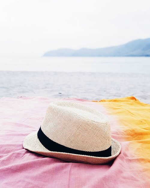 <div class="photoCaption">A hat may just be your most stylish accessory when at the beach. 👒 #clozette #ootd #beachtime #islandlife #philippines</div>