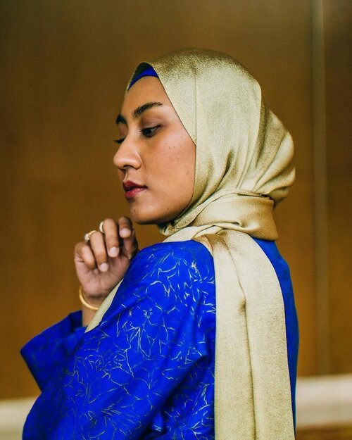 <div class="photoCaption">I've got a new Eid outfit story up on Affordorable.com, featuring my mom's electric blue, decade-old traditional baju kurung plus loadsa golds, so go have a peep! 💋 (Link in my bio guysss)</div>