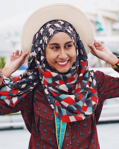 <div class="photoCaption">Pyjama and straw hat for Day 1 F1 Sepang - this outfit is up on my blog Affordorable.com 🌤👒 ps: I need more of these fancy jammies, guys</div>