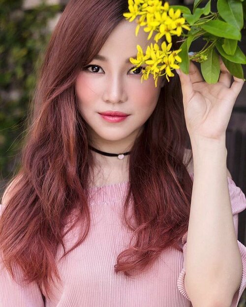 <div class="photoCaption">As a woman who empowers women, it is important for me to feel good in my skin. I love how delicate the glottal fragrance of @Gucci Flora makes me feel - strong, confident and classy. #Gucci #Clozette</div>