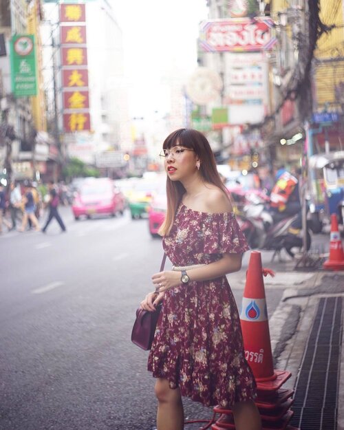 <div class="photoCaption">C R O S S I N G S ; Do i look natural enough to be attempting to cross the road HAHAHAH 💃🏻 bun actually calls this the "look for taxi" pose 🚕But hello where are my street vendors in Chinatown??!? Last year I cldnt even do this lor 😣 not that Im complaining but I WANT THE MESSY STREETS OF BKK BACK 😭@greytan1 #clozette #temtsg #greyvantravels #bangkok #travelogue #ootd #ootdsg #potd #picoftheday #wanderlust #chinatownbangkok</div>