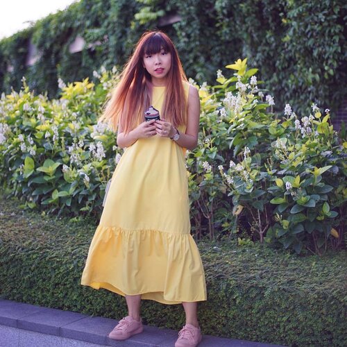 <div class="photoCaption">B A N A N A ;
Fulfilled my dreams of being a yellow banana with this drop waist dresss HAHAH 🍌🍌🍌
Still feeling kinda under the weather (sorethroat and sneezies) but well at least I got to spend alllll of the long weekend with my bun ❤️
@greytan1
#clozette #ootd #ootdsg #potd #picoftheday #lotd #lookoftheday</div>