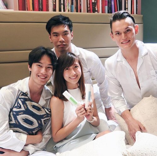 <div class="photoCaption">Attended the launch of the new skincare range #277series with these hotties! 🔥
Skin Concierge debuts its skincare collection 277 Series, comprising a range of 12 products which are medically and scientifically developed by the panel of doctors behind highly-successful South Bridge Aesthetics and Knightsbridge Clinic. ✨
Thank you @wom_sgpr and #SkinConcierge for having me! 💕
#SouthBridgeAesthetics #KnightsbridgeClinic #ClinicalAesthetics #clozette #sgskincare #skincaresg #skincarelove #skincarelovers #skincaredoctor</div>
