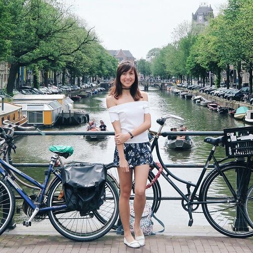 <div class="photoCaption">Awesome weather in Amsterdam calls for an ootd shot by the famous canals. ☀️ Feeling very happy now cause I just had the best apple pie at Cafe Winkel 43! 🍎Full outfit from @purpursg, perfect for a sunny day out! 🤗#kenting🍯🌛 #purpursg #clozette #sgootd #ootdsg #sgwiwt #wiwtsg #sgfashionista #sgfashionistas #exploreamsterdam #exploringamsterdam</div>