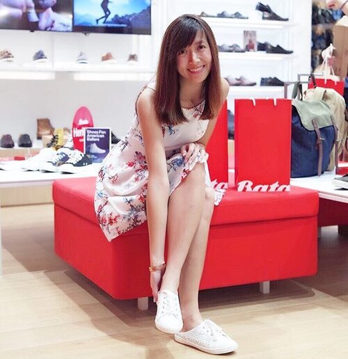 <div class="photoCaption">Happy me with my happy feet snuggled in a comfy & trendy pair of white slip-ons from @BataSingapore! 👟
#BataSG has opened a HUGE new store at #VivoCity and it stocks all the footwear you'll ever need, from casual wear sandals to formal wear heels. 👠
I love how the old Bata that I bought school shoes from when I was younger all the way through to my growing up years, are now stocked with trendy footwear for many occasions today! 😍
If you're looking for a pair of comfortable shoes to tide you through your work week, or even pretty heels for your party nights, head down to Bata's huge store at VivoCity and you'll be spoilt for choice! 🎉
#comfortablewithit #endorsed #clozette #sgfashionista #sgfashionistas #sgootd #ootdsg #sgwiwt #wiwtsg #sgoutfit #sgshoes</div>