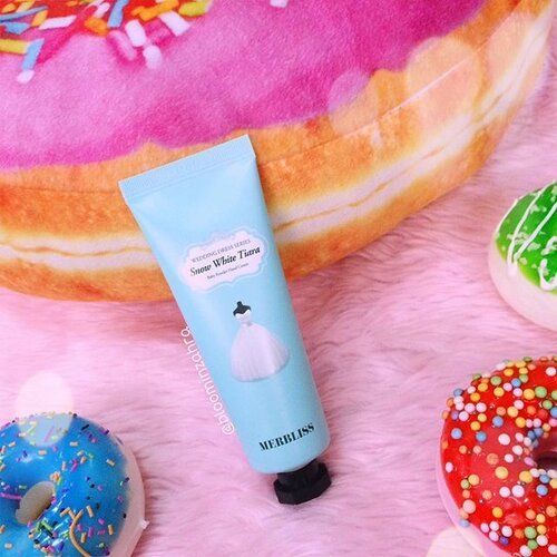 <div class="photoCaption">Make your hands white and lovely with @merbliss_official Snow White Tiara hand cream. 😄❤️ Read my full thoughts on the blog at www.bloominzahra.com 😉 Get yours now at @charis_official and hicharis.net/bloominzahra 😽💕 #charisceleb #merbliss #handcreamdforgoingout #perfumedhandcream #handcream #superhydrating
.
.
.
.
#clozette #kbeauty #flatlay #beauty #skincare #blogger #bloggers #beautyblogger #beautyblog #bloggersph #uaebloggers #dubaiblogger #fblogger #fbloggers #bblogger #bbloggers #igdaily #igersmanila #instagramers #instabeauty #lifestyle #lifestyleblogger</div>