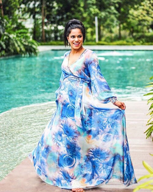 <div class="photoCaption">On the blog today - 10 Random facts about me. Link in bio + 1 more fact I had to share! 👆🏽) 1️⃣ 35+ Countries - As a management consultant for 10 years, most of my work was international and I traveled the world (over 35 countries so far!). 2️⃣ ZeeTV - In my early 20's, I was featured on a commercial for ZeeTV. The commercial was for one of the largest Indian matrimony companies. Funny thing is.... 3️⃣ Jab We Met - I ended up meeting my husband on Shaadi.com! Yup it does work and I swear this is NOT sponsored ;) 4️⃣ Ciao Bella - During college, I studied abroad at the University of Florence. Living in Italy was one of the best experiences in my life and loved the people, culture, and food!
5️⃣Jay Sean - I was selected to host Desi Vision, the first online South Asian Entertainment show in the US and my first interview was with.... Jay Sean! He taught me how to beatbox and still remembers me (because I was so bad 😂) 6️⃣ Shark Tank - Obsessed. Will be on it one day #dreamsdocometrue
7️⃣ Limes - Totally random but I love limes! I squeeze fresh lime juice on to everything.
8️⃣ Sister Sister - My sister is my bestie. I tell her everything and we talk like 3 times a day. We used to fight when we were little but now are BFF!
9️⃣ Poo - I love Bollywood and my favorite move is K3G... Tell me how it was 😘 🔟 Chop Chop - For most things, I am extremely efficient. I live for to-do lists. So much so that my nickname is...chop chop!
.
.
.
.
.
.
.
.
.
.
.
.
Dress @covetella #covetella #34weeks #indianblogger #indianfashionblogger #sgfashion #singaporeblogger #sginfluencer #sgmummy #TheBump #sgstyle #sgfashion #sgdress #sgigstyle #igsg #sgig #sgigstyle #indianmomblogger #pregnancyfashion #sgblogger #instasg #ootdwatch #ootdfashion #clozette</div>