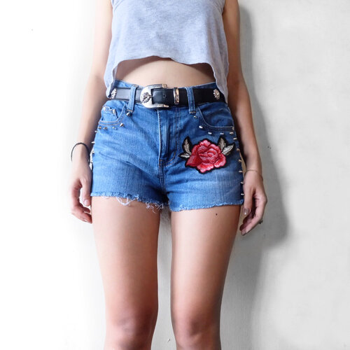 <div class="photoCaption">Roses are red. Denims are blue. You are meant for me. 🌹 #clozette #details</div>