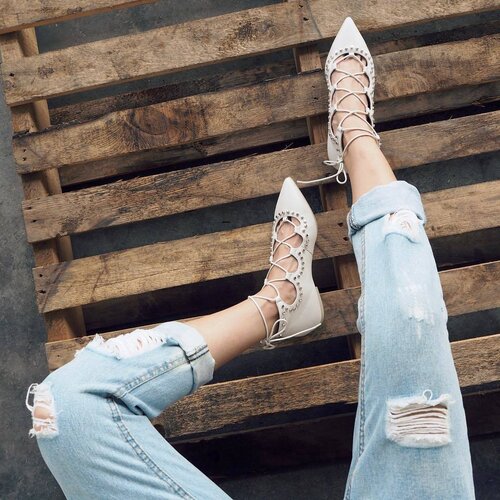 <div class="photoCaption">Pretty Ballerinas | Sometimes we just need to restart and take it one step at a time
Links in bio🌷🌺🌸
📷|@johnnytws
#clozette #wiwt #CTMonde2017 #CTMonde #lookbook #floralindistressed</div>