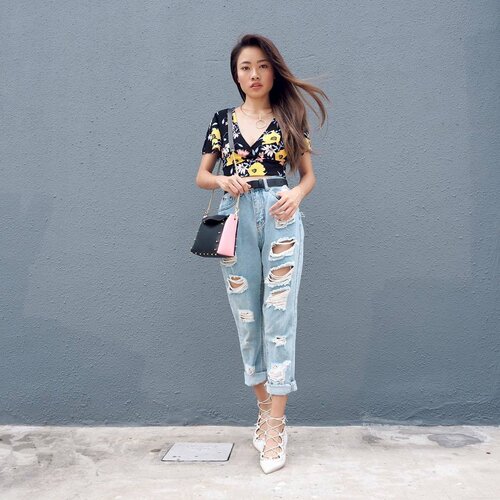 <div class="photoCaption">Look Book | Floral In Distressed
New visual up on blog. I'm in love with this floral top , hope over to blog for deets
Links in bio🌷🌺🌸
📷|@johnnytws
#clozette #wiwt #CTMonde2017 #CTMonde #lookbook #floralindistressed</div>