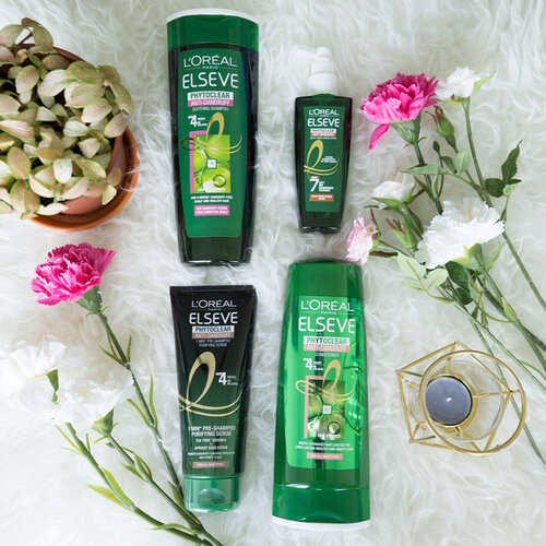 <div class="photoCaption">Today I want to share with you the NEW L’Oreal Paris Elseve PhytoClear Anti-Dandruff Range that I have recently received for a review! This is the first Anti-Dandruff Shampoo with Tea Tree Essential Oil! Doesn’t that sound exciting to you?
It also includes the 1st Anti-Dandruff Scalp Rebalancing Spray with 3X tea tree oil concentration (vs the Shampoos) to effectively fight dandruff relapse! Simply spray onto your scalp & gently massage in the leave-in treatment daily.
The PhytoClear Anti-Dandruff Hair care Range includes 4 products, 1. Pre Shampoo Scrub 2. Tailor Made Shampoo for different scalp types (for either oily, dry or sensitive scalp), 3. Conditioner and lastly 4. The Scalp Rebalancing Spray as a leave-in treatment!
Let’s bid goodbye to itchy scalps and irritating white flakes on the shoulders! Go get yours today at all leading personal care stores & supermarkets now! :D
#dailyvanitysg #haircare #LorealParisSG #LorealPhytoclearSG #NaturallyDifferentSG</div>