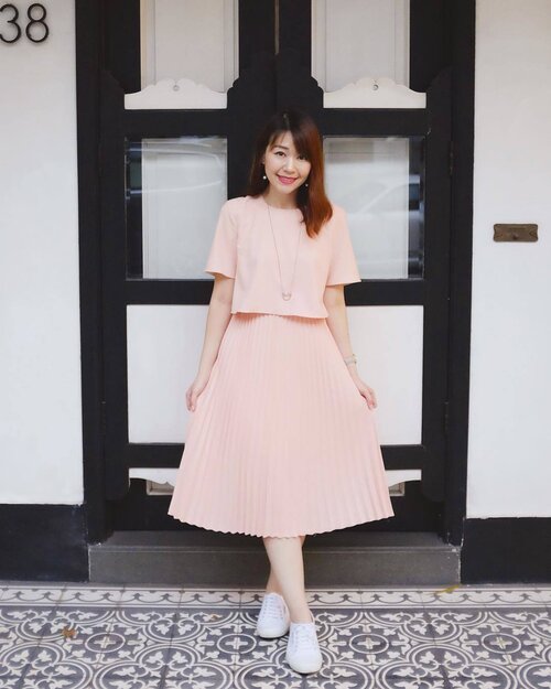 <div class="photoCaption">Peach and pleats! 🤗 📷@simontey
#clozette #fashion #fashiondiaries #fashionblogger #lookbook #ootd #instahub #explore #outfit #girl #igdaily #igers #igsg #sgblogger #today #me #selfie #portrait #vscocam #photography #sonyimages #travel #photooftheday #claireaudreyootd #stylexstyle #zeiss #bokeh #peach #tclootd #tgif</div>