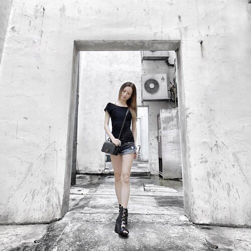 <div class="photoCaption">Cute back alley for #ootd at @monumentlifestyle ❤️ Definitely coming back to try the avo toast and take more pics of the gorgeous space 😍 Tee: Platinum Mall BKK • Shorts: @abercrombie • Necklace: @tiffanyandco • Bag: @chanelofficial • Shoes: @anndemeulemeester_official • 📷: @cheyenne.yoga ❤️</div>