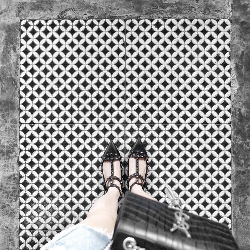<div class="photoCaption">A simple #fromwhereistand #ihavethisthingwithfloors this cool evening from Singapore! Hope everyone is having a good week so far! Is there anything exciting happening for you? ❤️
.
.
.
.
.
#monochrome #singapore #minimal #minimalist #whywhiteworks #love #sg #fashion #mybeigelife #style #monochromatic #singaporeinsiders #clozette</div>