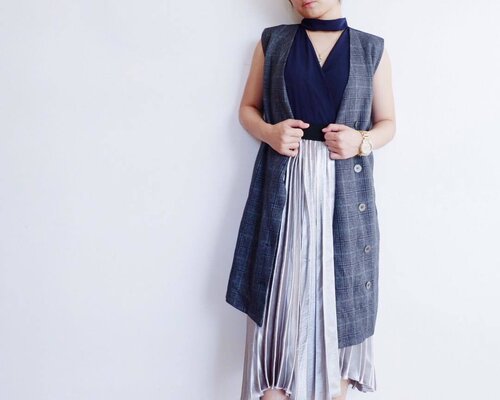 <div class="photoCaption">Freedom to hustle this weekend and layering in this not-so-warm weather in manila feat. my metallic pleated skirt + choker top + gray long vest 💙</div>