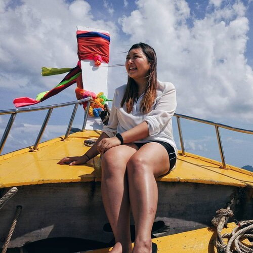 <div class="photoCaption">If you're heading to Krabi soon and want to have a chill island hopping adventure, details are on www.jessytheklchic.com ❤️ I saw jellyfishes, glowing plankton, jumped off the boat, snorkel and watched the sunset 😍 Oh how I miss it.
#jessyxthailand #clozette</div>