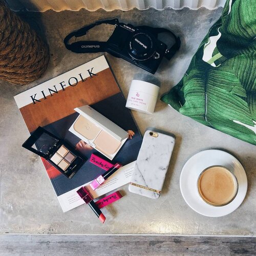 <div class="photoCaption">Essentials for the weekend.
1. Make up @hermomy @zacosmeticsmy
2. Latte
3. Camera
4. Good company @sxnflxwer_ 😘
Wanna tell you guys a fun fact, the first make up brand I own was ZA. Love how vibrant and edgy ZA packaging are now. Can't wait to show you guys this two lip colour I got 😘 What are your essentials for a great weekend?
#Hermomy #clozette #zacosmeticsmy</div>