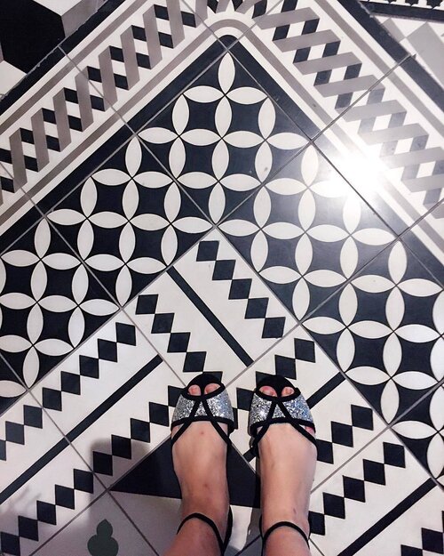<div class="photoCaption">Monochrome tiles and glitter! I swear, this hipster hotel has the best mish-mash of tiles
.
.
.
.
.
.
.
.
.
. #shoefie #shoegasm #whenfeetmeetfloors #sandals #shoegram #luxuryblogger #detailsoftheday #fromwhereistand #myunicornlife #thatsdarling #mosaic #ihavethisthingwithtiles #acolorstory #instaluxury #luxuryfashion #luxurylifestyle #luxuryblogger #stylediaries #stylefile #luxuryblog #happyfeet #blackandwhite #fwis #glitter #monochrome #pursuepretty #streetstyleluxe #monochromestyle #ootdwatch #ihavethisthingwithfloors</div>