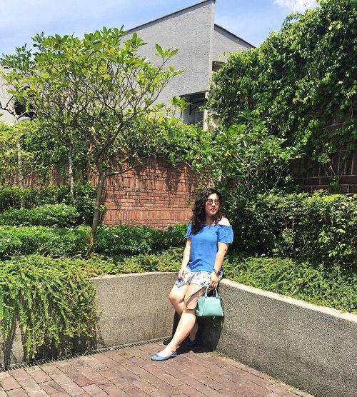 <div class="photoCaption">My kinda Monday blues! Have an amazing week lovelies!
.📸: @squiikiivoiis .
.
.
.
.
.
.
. #cartier #fashiongoals #personalstyle #bloggerstyle #repetto #fashioninspiration #personalstyleblogger #detailsoftheday #styleblogger #clozette #stylediaries #styleinspo #womenwithstyle #mondayblues #abmhappylife #influencer #blue #lifestyleblogger #weekendstyle #ootdmagazine #fashiongoals #fashionforward #inmycloset #classyandfashionable #asseenonme #prettythings #digitalinfluencer #summerstyle #ootdmagazinemy #colorcolorventures</div>
