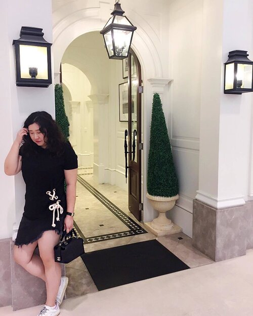 <div class="photoCaption">Isn't this entryway just so pretty? Feels like London all over again!
.
..
.
.
.
.
.
.
. #details #mycasualstyle #abmhappylife #styleguide #acolorstory #styleinfluencer #styleinspiration #ootdenvy #bagaddictsanon #fashionbloggers #fashiondiaries #fashiongram #fashionpost #ootdwatch #minimaliststyle #fashiongirl #thatsdarling #ootdshare #abmlifeiscolorful #monochrome #clozette #myunicornlife #currentlywearing #effortlessstyle #todayiwore #flashesofdelight #pursuepretty #ootdfash #outfitpost</div>