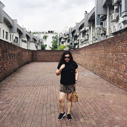 <div class="photoCaption">I've always liked leopard prints but there are always 2 common assumptions about it that I always hear - that it makes the wearer look:1. "Aunty" and way too mature2. Like a streetwalkerBut guess what? Leopard can be styled in ways that don't make you look like either of the above 😉Happy weekend lovelies! And those travelling for Hari Raya, drive safe, and Selamat Hari Raya Aidilfitri! 💕 oh, and of course, happy feasting!.......... #details #mycasualstyle #abmhappylife #styleguide #acolorstory #styleinfluencer #styleinspiration #ootdenvy #bagaddictsanon #fashionbloggers #fashiondiaries #fashiongram #fashionpost #ootdwatch #wiwt #fashiongirl #thatsdarling #ootdshare #abmlifeiscolorful #whatiwore #clozette #myunicornlife #currentlywearing #effortlessstyle #todayiwore #flashesofdelight #pursuepretty #ootdfash #outfitpost</div>