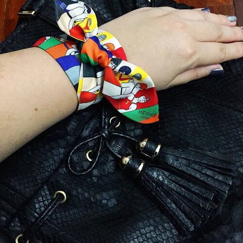 <div class="photoCaption">Since it's so gloomy and rainy outside, I thought I'd make the weekend more colourful and fun! Also, I don't wear my twillies often enough so it's the perfect time to, given the grey skies
.
.
.
.
.
.
.
.
.
.
#details #mycasualstyle #abmhappylife #styleguide #acolorstory #styleinfluencer #styleinspiration #ootdenvy #fashionbloggers #fashiondiaries #weekendstyle #fashiongram #fashionpost #ootdwatch #wiwt #fashiongirl #thatsdarling #ootdshare #abmlifeiscolorful #whatiwore #clozette #myunicornlife #currentlywearing #effortlessstyle #todayiwore #flashesofdelight #pursuepretty #ootdfash #outfitpost</div>