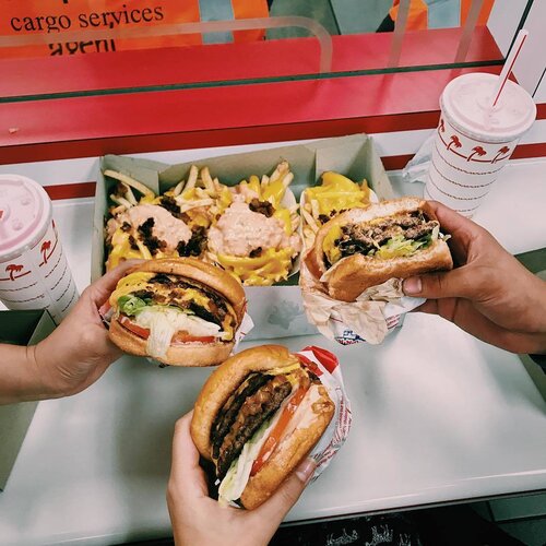 <div class="photoCaption">The California ritual 🍔🍟 #InAndOutBurger #365Travels #365GoesToCalifornia #Clozette</div>