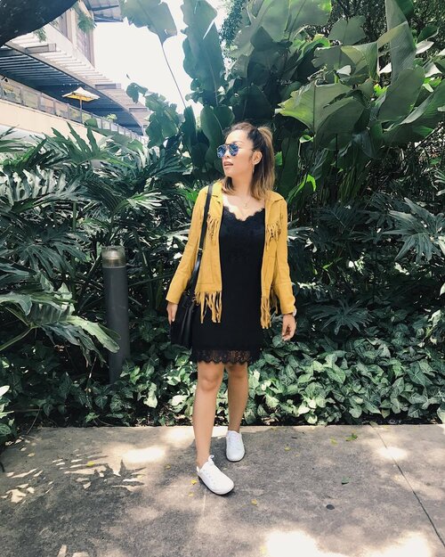 <div class="photoCaption">Who says you can't wear your pajamas outdoor? Just throw in that statement jacket and your good to go, right @irisie_official? 💛 #Irisie #Clozette</div>
