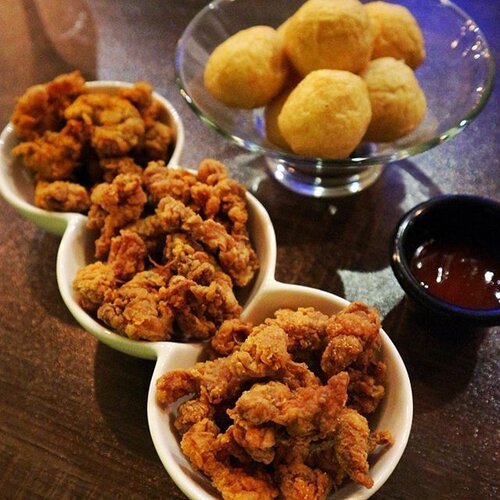 <div class="photoCaption">🍷
Aside from serving a wide selection of wine, @vinwinebar also has a great selection of snacks and food! I highly recommend the duck confit (5th picture)! It will surprise you 😋
🍷
#instadaily #vinwinebar #clozette #instafood</div>