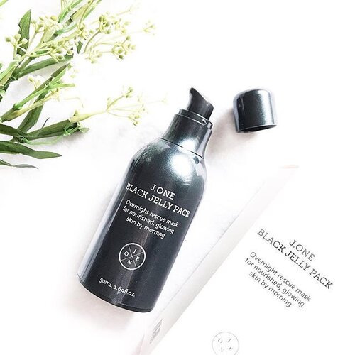 <div class="photoCaption">Are u on team black or team white? I love the J One Jelly Packs so much! Been excluding the black one from my routine for a few weeks. I really miss it. Yesterday I added this back into my routine and I woke up with better skin againnnn. It looks so hydrated and brightened 😽 Softer too~ This is so far a great sleeping pack for me. Urgh, what should I do without it one day!!
--
#clozette #rasianbeauty</div>