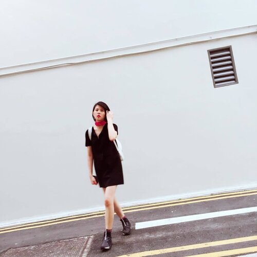 <div class="photoCaption">🏃🏻♀️Don't be afraid moving slow, fear standing still 🤞🏽🤞🏽 #自拍的精髓就是拍得像別人幫你拍的</div>