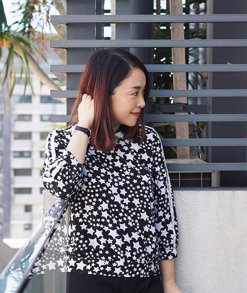 <div class="photoCaption">happy Thursday in stars & stripes. Looking fwd to time off with kids again tomorrow 😍
// #clozette #stars #starsandstripes #blackandwhite #monochrome #ootd #personalstyle #mystyle #iroosg #outfits #stars #stargazing #smile😊 #mom #sgmom #happymom #happy #Thursday</div>