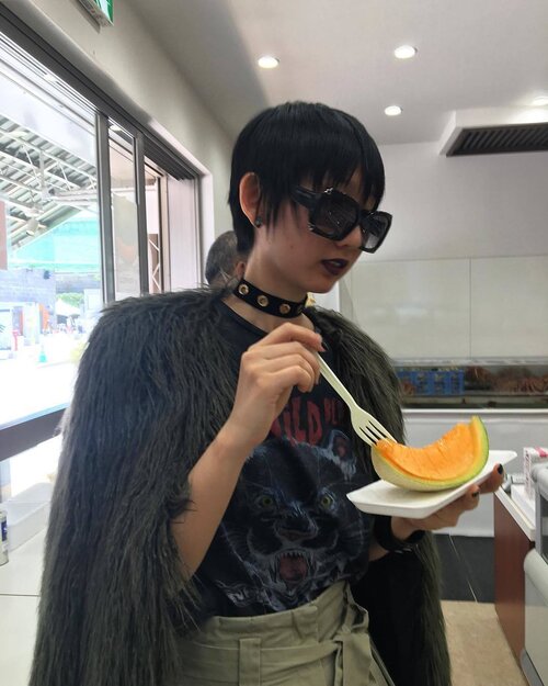 <div class="photoCaption">Me to this melon: "Marry me." Lol. I love it?! Best melon ever. #clozette #travel #日本
#japan #hokkaido #otaru #postcard #yubarimelon #latergram</div>