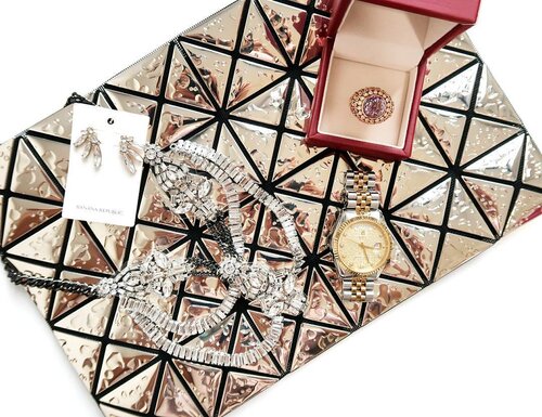 <div class="photoCaption">Accessories picked out for tomorrow!
#RayaTime #raya2017 #rayasg
____
#clozettesg #clozette #accessories #baobao #isseymiyake #isseybaobao #eid #eid2017 #jewelry #Accessories #bananarepublic</div>