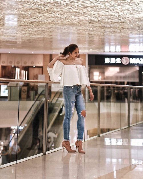 <div class="photoCaption">I love wearing distressed jeans, up until the moment my tuhod gets cold! 😂💕 #LolaKnees #self #clozette #clozetteco Photo: @ajosechelsea</div>