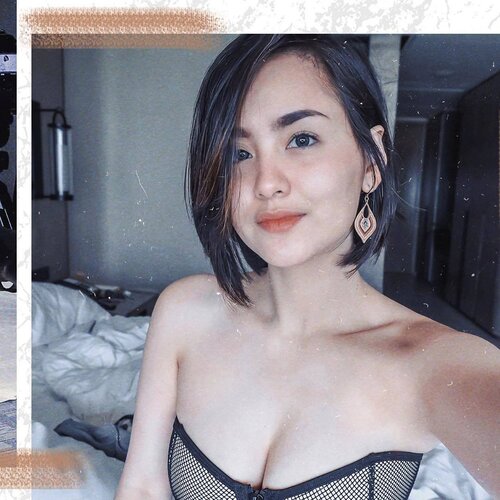 <div class="photoCaption">Sorry, I'm not sorry for my selfie 😋😅 I'm so happy with how my skin looks like now! I've only had 3 sessions of revlite with @skinhouselaser and I can totally go out with zero foundation already! Love how it makes my skin glow, way lesser pimple scars and dark spots and minimal to no pores! I'm good to go with just a tint and my eyebrows! Thank you, Skinhouse!! I am definitely not missing my 4th sesh! ❤️💁🏻I swear by it! #Revlite #SkinHouse #clozette</div>
