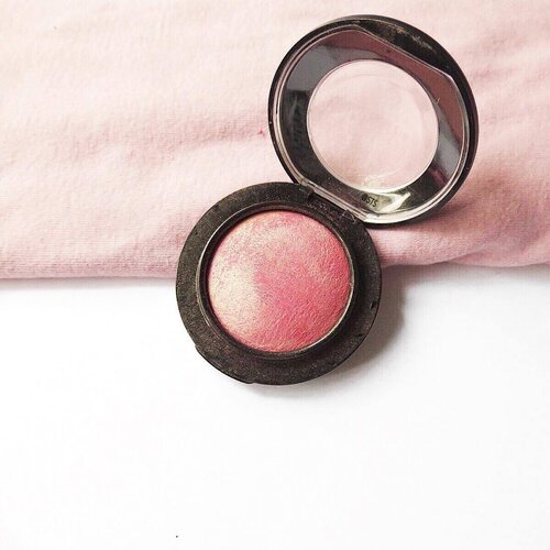 <div class="photoCaption">Been using this @maccosmetics blush in petal powder daily for the past month or two. I especially love how it's a little shimmery. It's like a highlighter and a blush in one! I feel that no one ever really talks about this blush so just wondering... Does anyone have petal powder in their collection too?✨Also, if you look at this pic for afar, doesn't it look like the Instagram logo?! Hahaha or is that just me 😂</div>